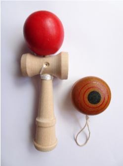 日本の伝統的な玩具のけん玉（左）とヨーヨー（右）