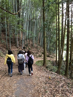 ２日目は1日中徒歩移動です。奈良市内をぐるりと歩いてその歩数24000歩！新薬師寺に向かう道すがら、鷺池の浮見堂を通って水琴窟に耳を傾けました。