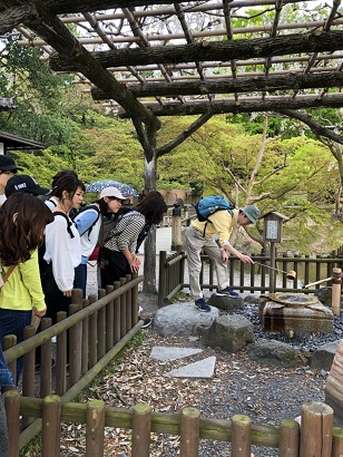 大野寺の前の川のむこうに巨大な磨崖仏があります。河原まで降りて拝観しました。あぁ、よいお天気だこと！