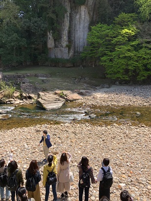 フェノロサによって明治20年に秘仏の封印がとかれたという、十一面観音についての片山教授からの説明を、学生たちは真剣に聞きます。国宝や重要文化財の持つ力強さに圧倒されながら、若い感性で受け止めているように見えました。この旅では、「ほんもの」に触れるだけではなく、多視点的鑑賞方法、真剣に何かに取り組む姿勢や向き合い方も学んでいきます。