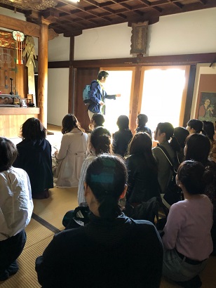 女人高野の寺・室生寺金堂に続く階段をどんどん登ります。春は桜・石楠花がきれいなお寺です。