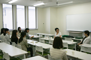 講義後の茶話会の様子