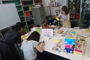 募金箱を作成する学生たち