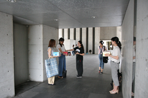 水鏡前での募金活動