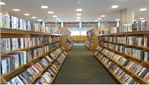 洲本市立図書館の書架