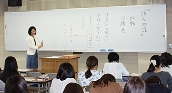 「古典文学入門」の授業風景