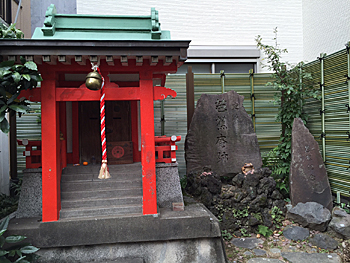 深川芭蕉庵跡(東京都江東区の芭蕉稲荷神社)。この庵内に蛙の飛び込んだ古池があったと言われている（撮影：東城敏毅）。