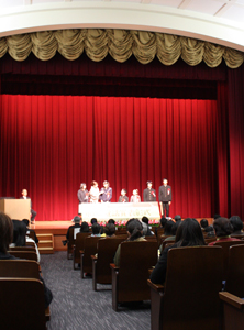 受賞者に森田さんが創作のいきさつなどを尋ねていました。