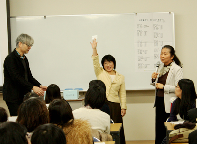 カードを引いているのが、本学日本語日本文学科の山根知子教授。近代文学の他に、「文学創作論」という授業を担当しています。