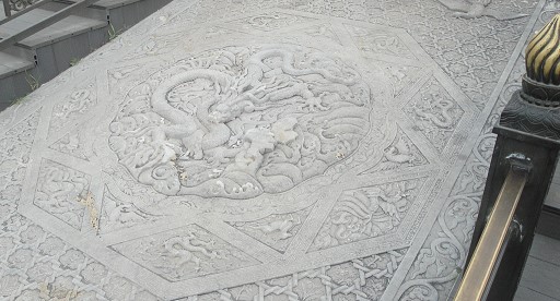 写真2：階と階との間に彫刻された，皇帝を象徴する五本爪の龍