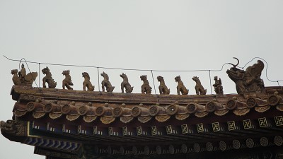写真3：紫禁城の太和殿の屋根に並ぶ「走獣」たち（先頭は鳳凰に乗った仙人，2番目が龍）
