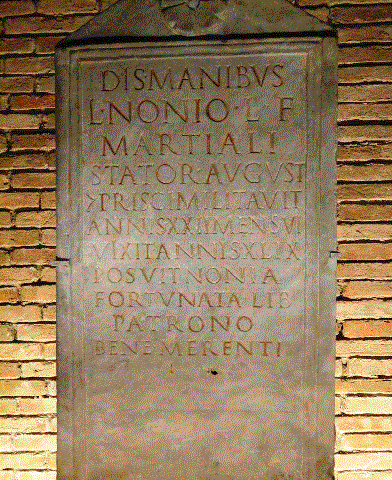 写真は古代ローマの解放奴隷に関わる碑文の一例