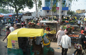 写真1　市場とインド名物オートリキシャ（Auto Rickshaw）