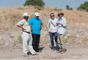 写真3　見学者と調査隊　（左からフィクリ・クラックオウル隊長、P. Anton Bulai氏、右端が紺谷）