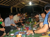 写真５　調査グループのメンバーとの夕食