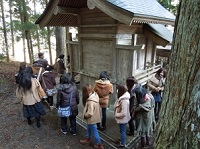 写真2　御鴨神社境内末社でヤテイサンが通るための穴を探す