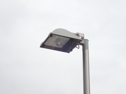 光が上方へ漏れないように天板を付けた街灯