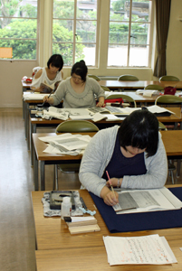 書くことに専念する風で聞き耳を立てている者達。