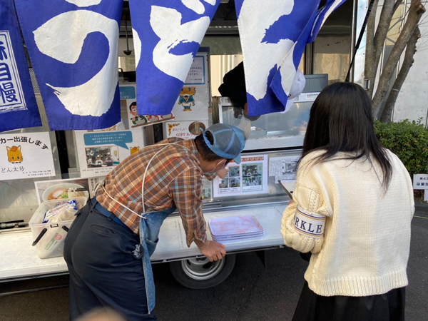 青いのれんが目印のキッチンカー