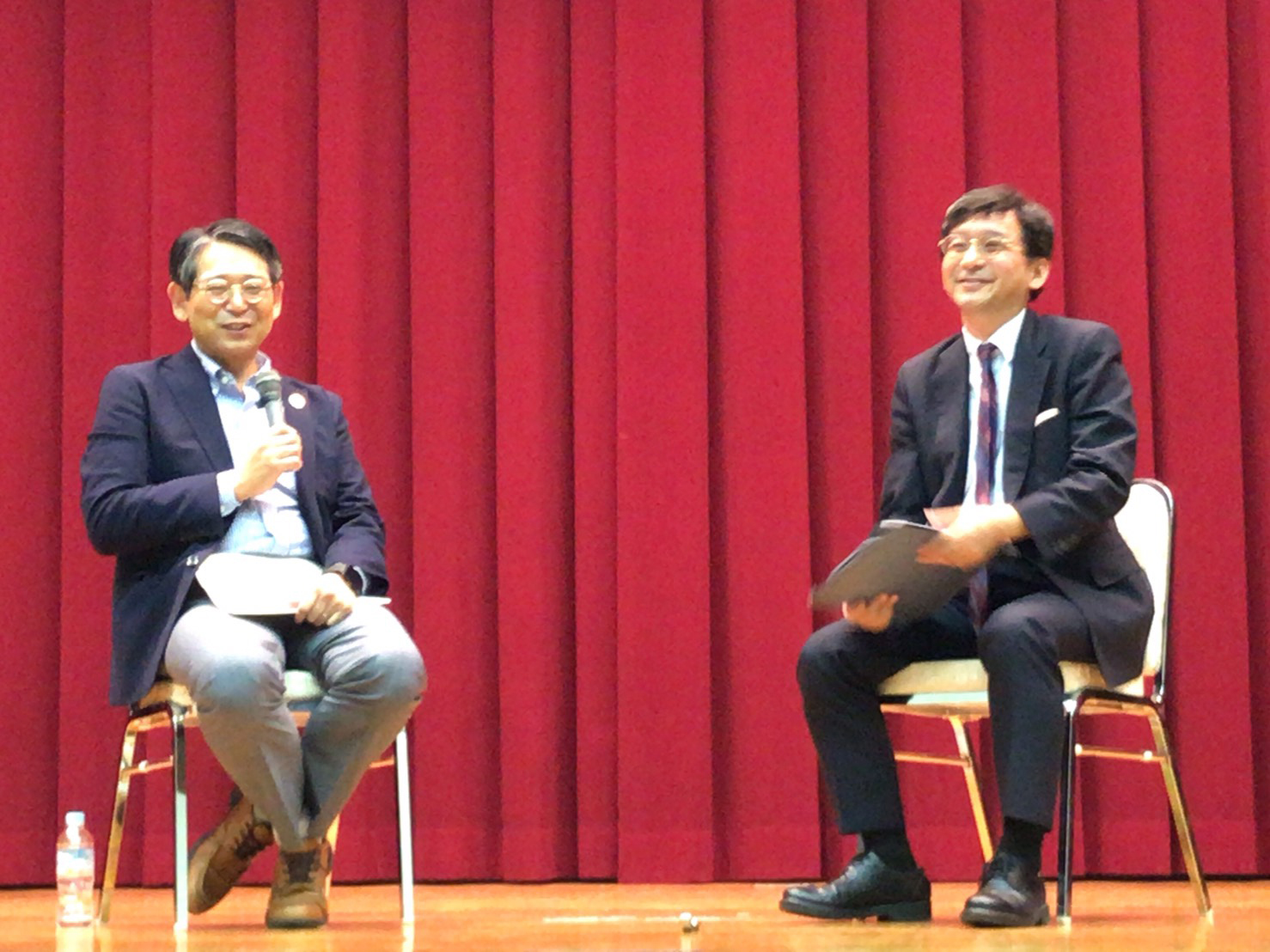 昨年度の「インクルーシブな保育・教育とは）セミナーでの久保山茂樹先生（写真左）との対談風景
