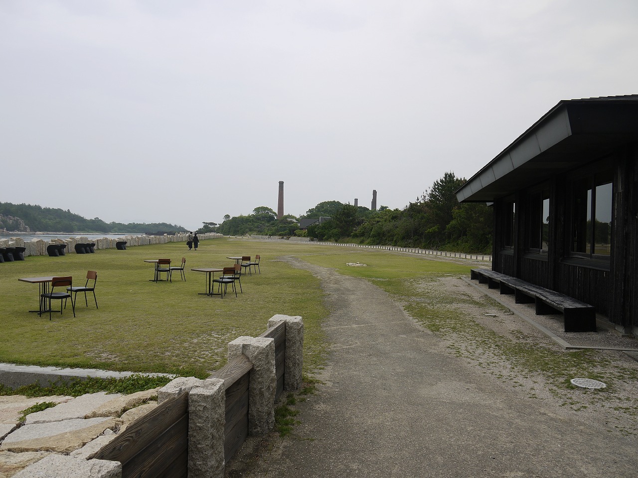 海沿いを歩いて美術館へ。