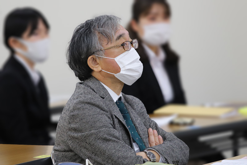 卒業論文発表を聴く清水学科長