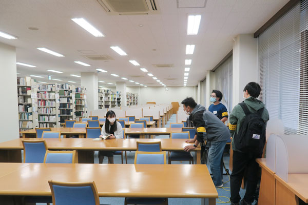 キャンパス（附属図書館）での撮影の様子