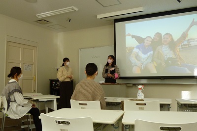 参加者に対して体験談を話す児童学科３年生のぴあサポーター（左から）IさんとTさん