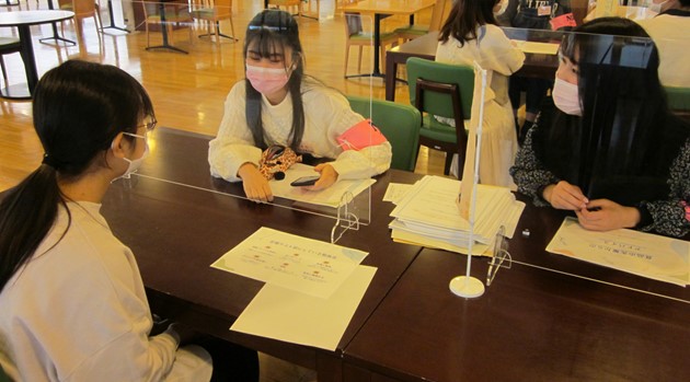 食品栄養学科ブースにて。相談の様子