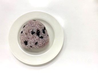 応募したおにぎり（1つで満足！黒豆ご飯）