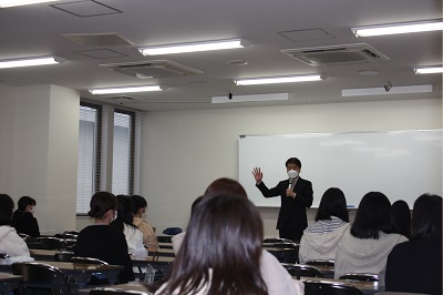 星野佳之准教授による講話「文学って何？　日本語日本文学科で学ぶということ」