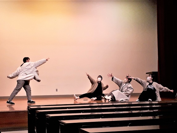 オリエンテーションの練習風景：入学から卒業までを劇で紹介