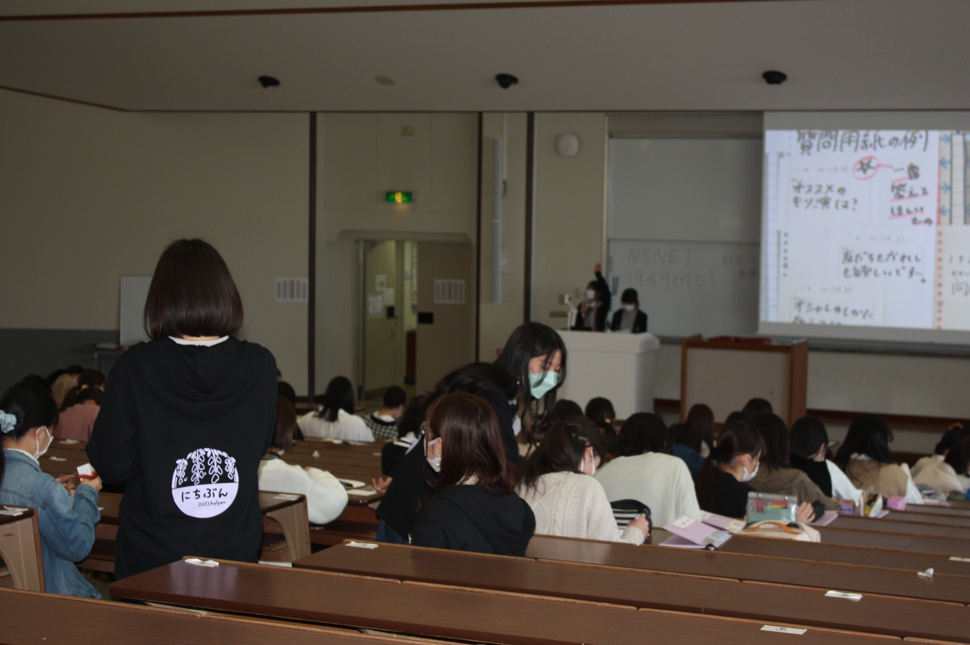 質問に答えるヘルパー学生たち