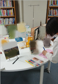 学生による展示作業の様子