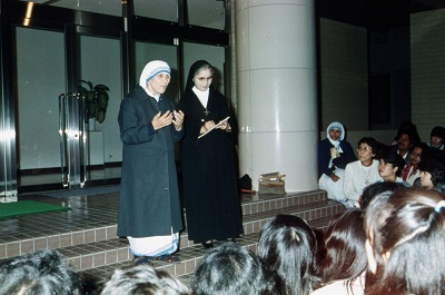 1984年11月23日、カリタスホール前でマザーテレサの講話に聴き入る学生たち