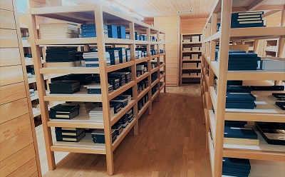 特殊文庫の書庫。古典籍の多くは柔らかい和紙で作られているため、横置きで保存します。