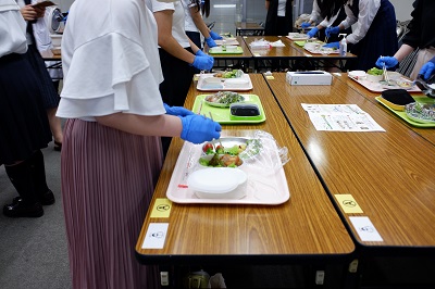 食品栄養学科　実際にお弁当箱に詰めてみました