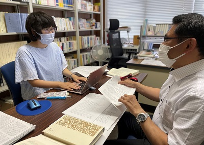 大学院のゼミで東城敏毅先生（右）の指導を受ける清水貴美子さん（左）