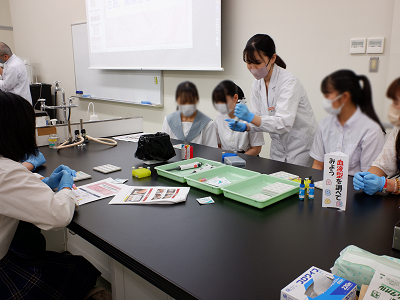 食品栄養学科：学生がフォローしながら実験にチャレンジ！