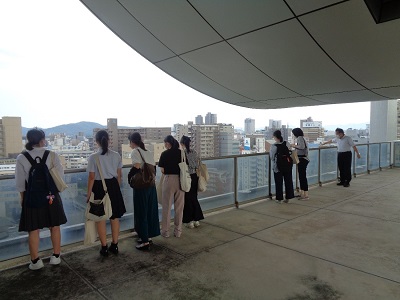 屋上から岡山市の都市景観を観察