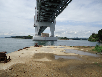 【写真4】岩黒島に建設された瀬戸大橋の橋脚