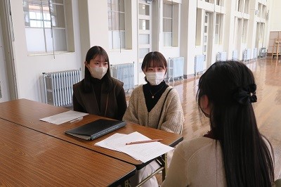 委員長（右）、副委員長（左）へのインタビュー