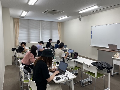 ゼミの学内合宿の様子