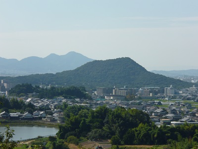 畝傍山（手前）と大津皇子が眠る二上山（奥）（撮影：東城）