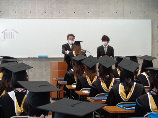 【写真1】　紺谷学科長からの卒業証書・学位記授与