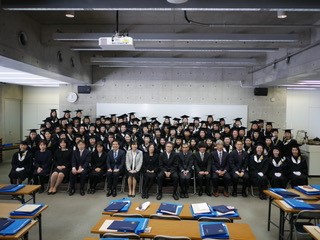 【写真2】　現代社会学科の卒業生と教職員