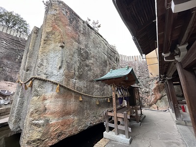 生石神社の御神体の「大きなる石」