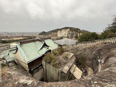 「大きなる石」の上側（遠方が竜山）