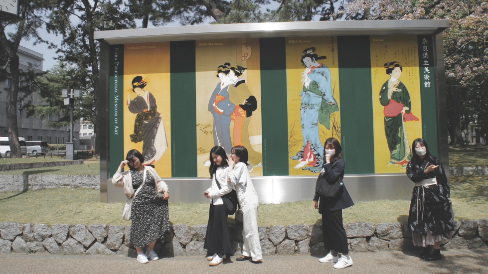 奈良公園付近にて　真似っこポーズ