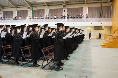 聖歌を歌う学士候補生たち